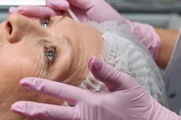 pexels-cottonbro-7581581 Preparación de mujer adulta para tratamiento estético